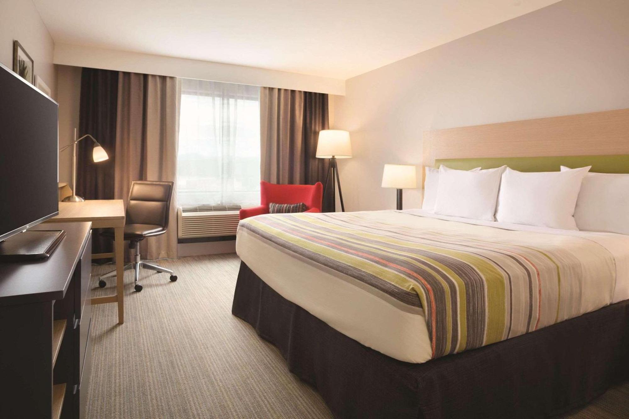 Hotel Country & By Radisson, Stockton, Il