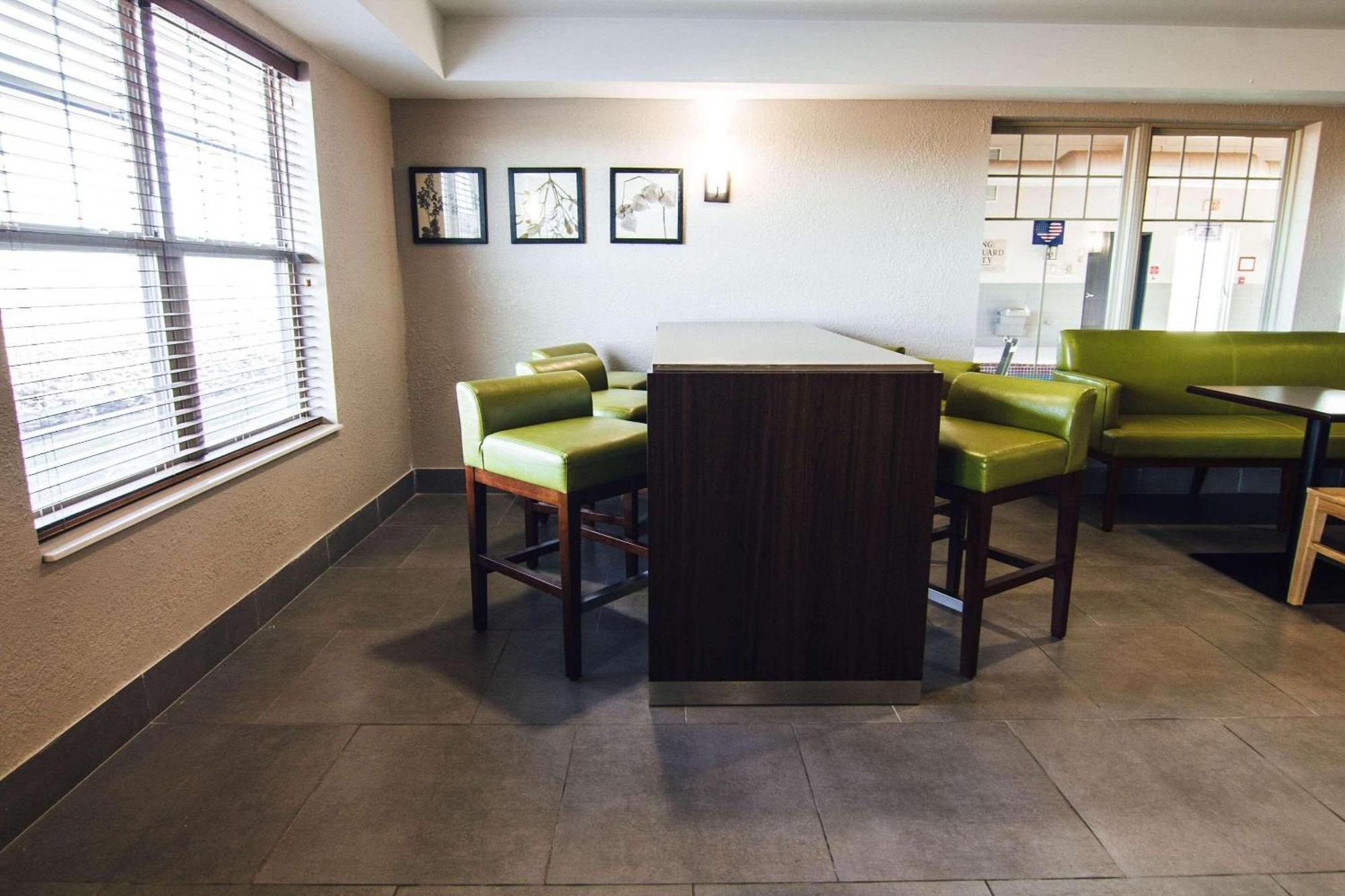 Hotel Country & By Radisson, Stockton, Il Stockton