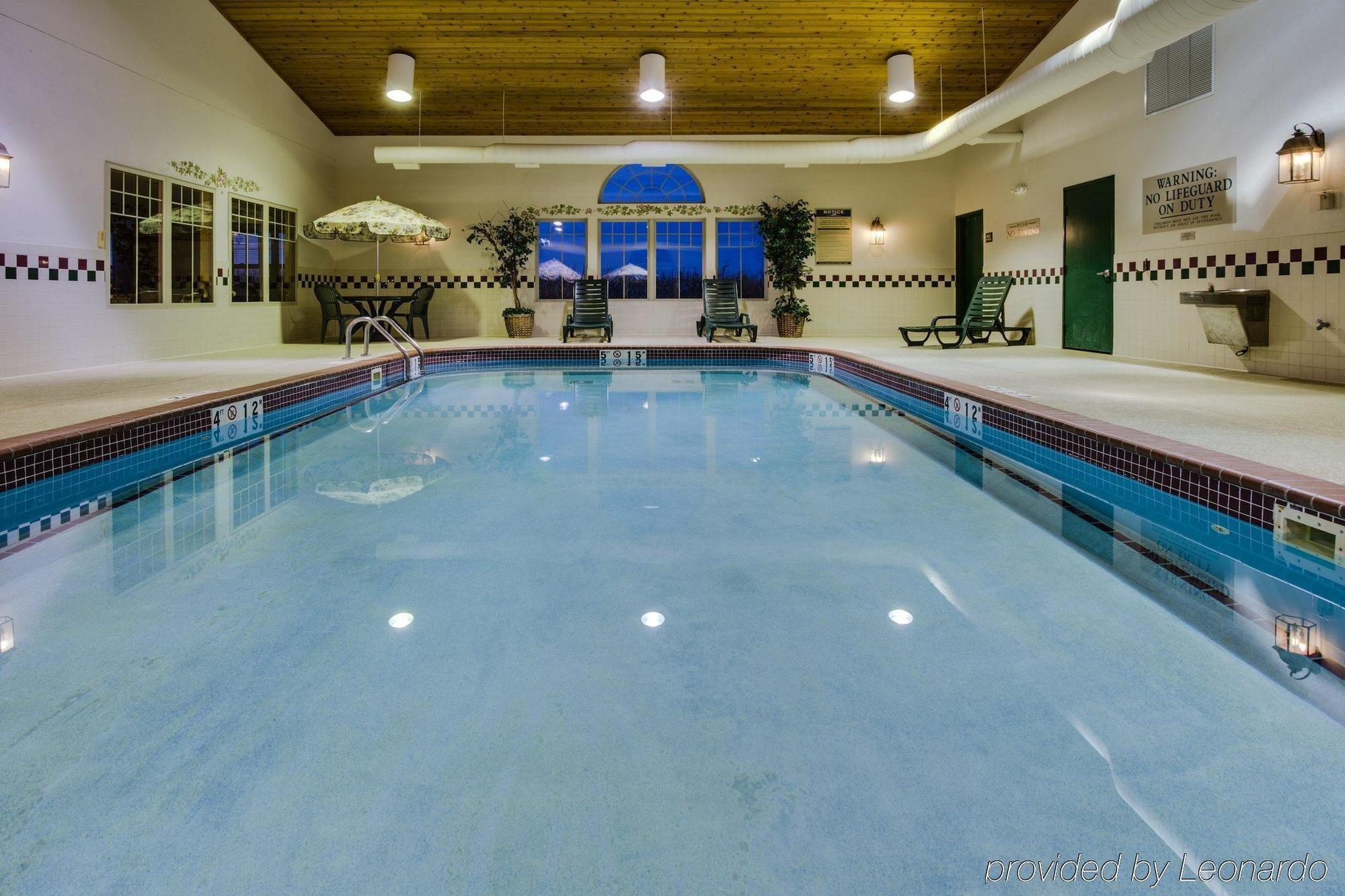 Country & By Radisson, Stockton, Il